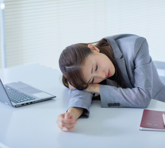 自律神経の乱れから眠りが浅く、日中に眠くなっている女性。