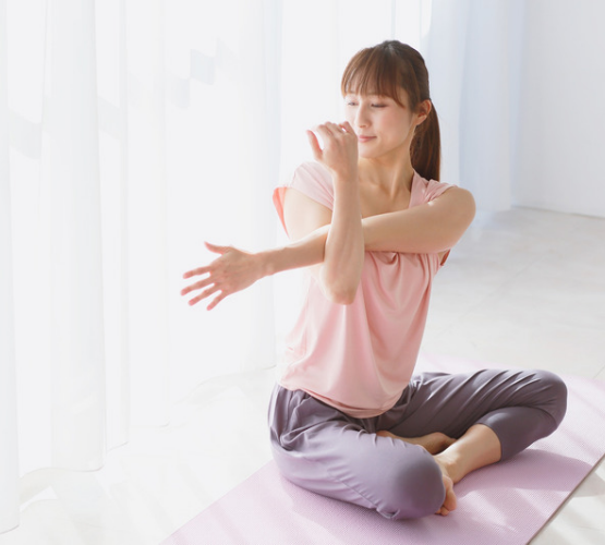 自律神経を整えるために部屋で心地よくストレッチをして血流を促す様子。